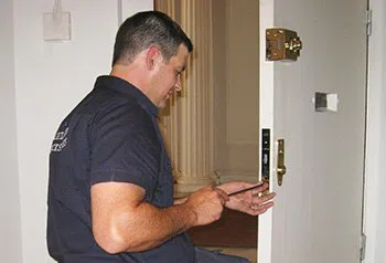 Little Village Locksmith Store Indianapolis, IN 317-975-2284 - locks-change-6